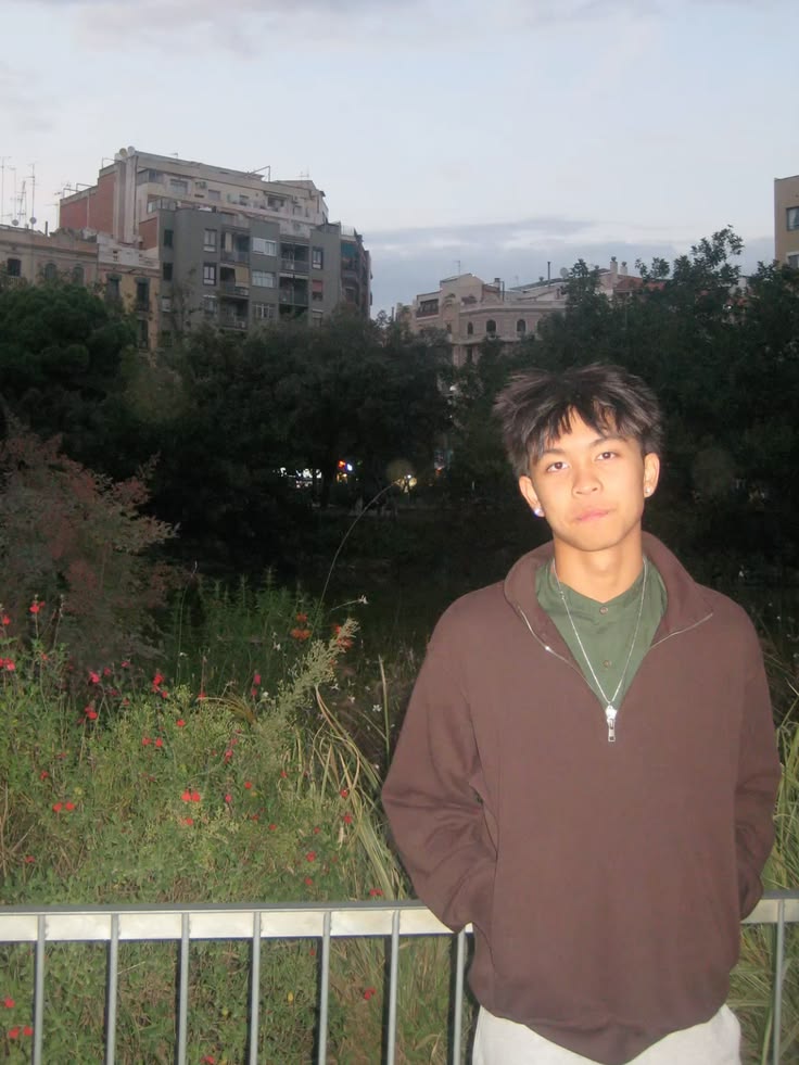 Tom, artist and founder of ROWOVA